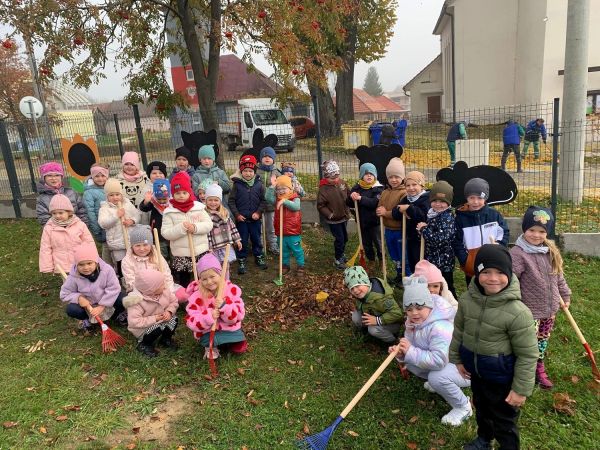 Jesenné upratovanie školského dvora